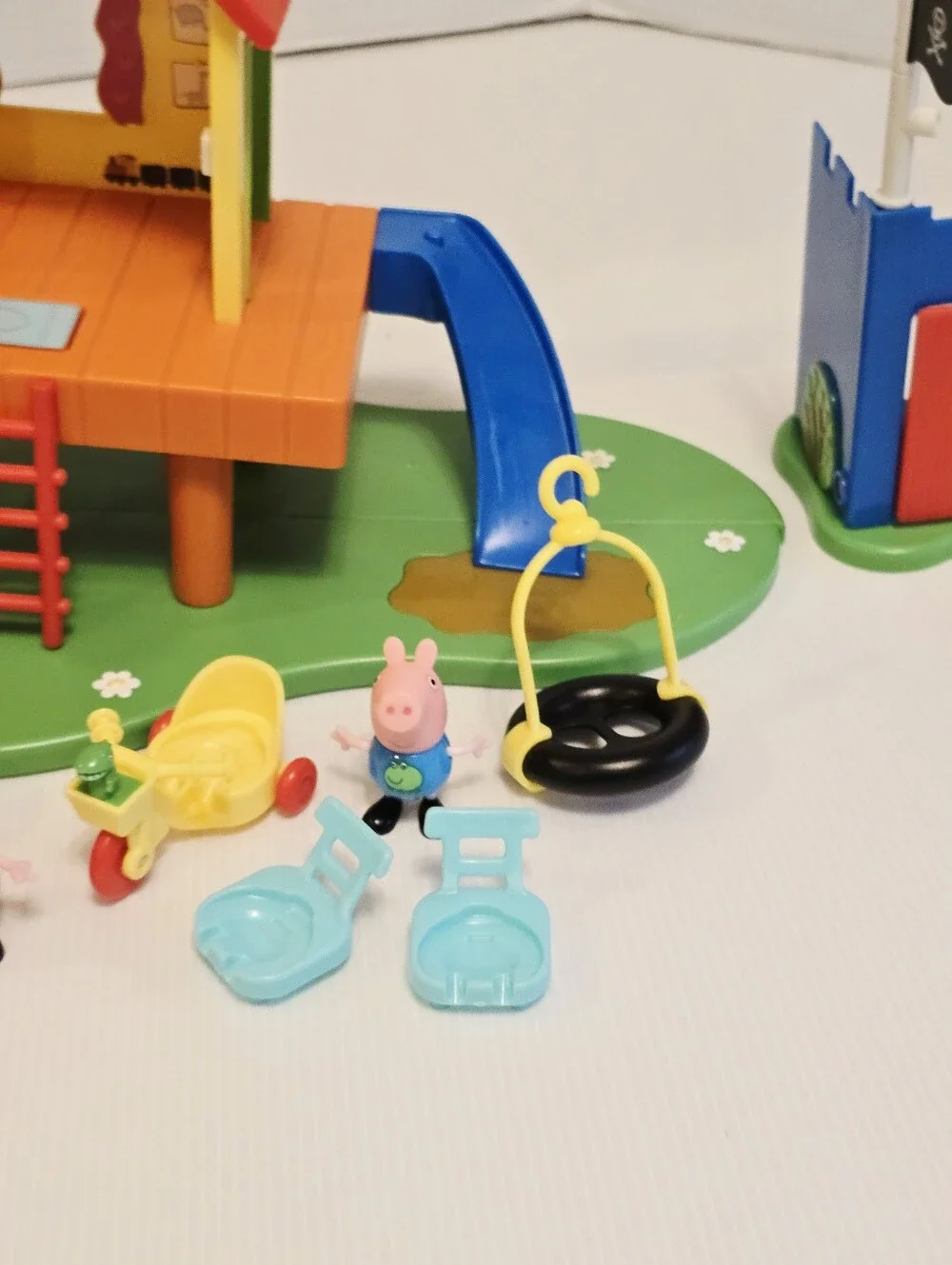 Peppa Pig’s Treehouse & George Fort Treehouse READ